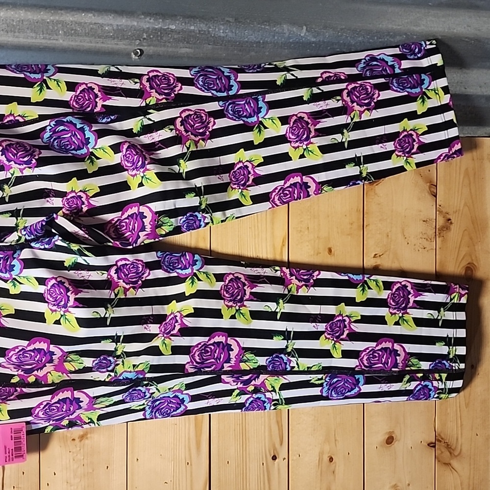 Betsey Johnson Capris NEW Size Medium - Picture 8 of 8
